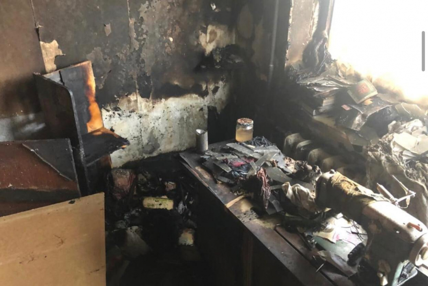 Страшный пожар: из-за свечи у пожилой жительницы Новороссийска выгорела квартира 