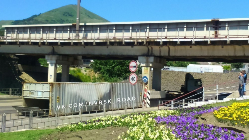 В Новороссийске грузовик не вошел в поворот