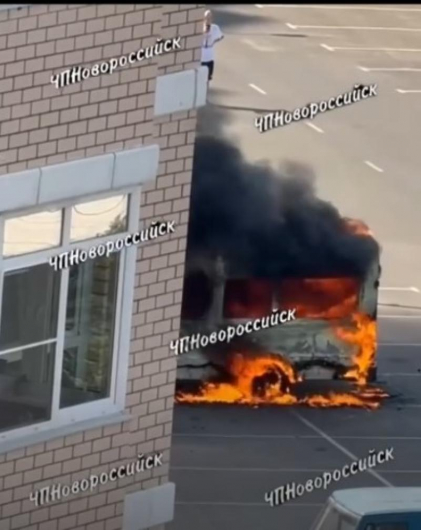 В Новороссийске возле одного из ЖК горит маршрутка