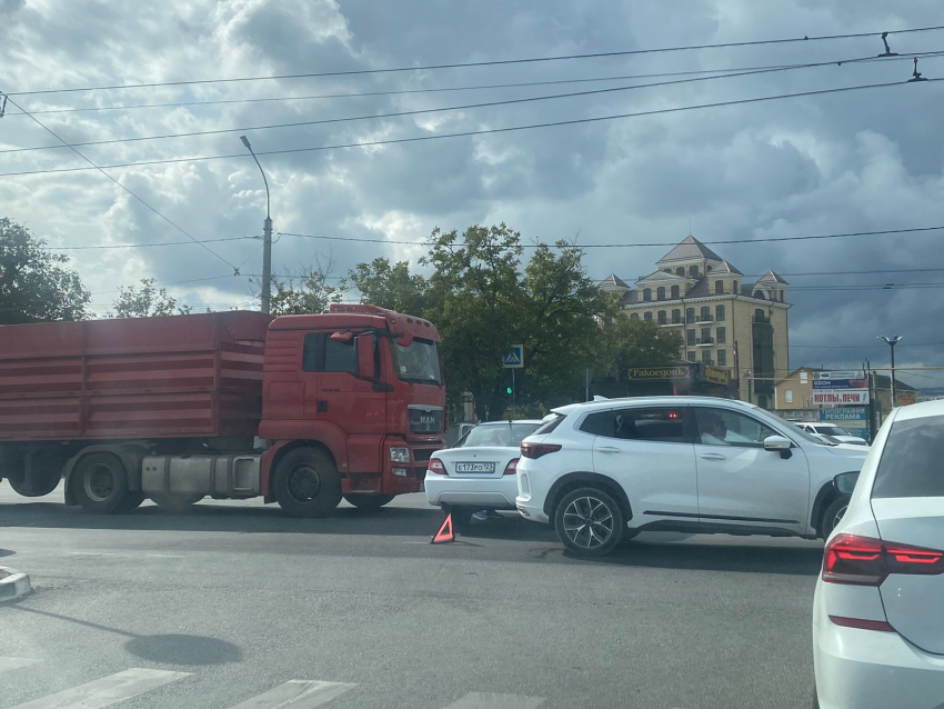 В Приморский район Новороссийска лучше не ехать: из-за нескольких ДТП он погряз в пробках