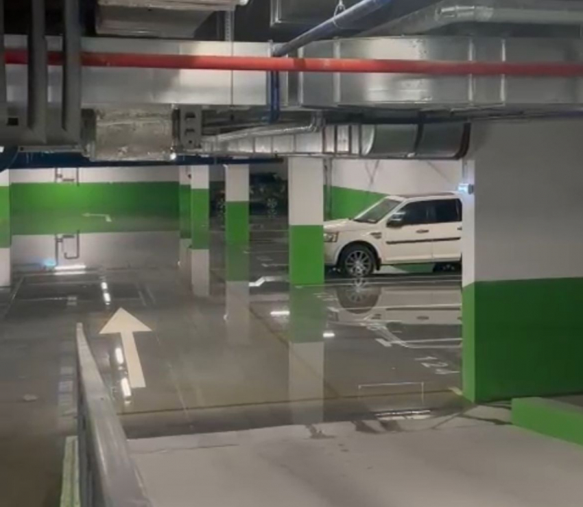 Подземный паркинг залило водой в новороссийской новостройке 