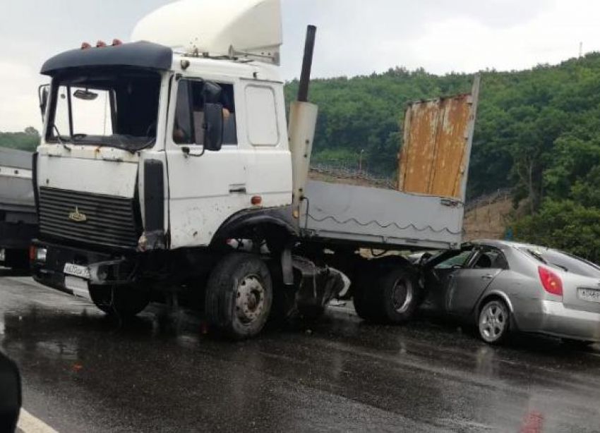ДТП на выезде из Новороссийска привело к многокилометровой пробке
