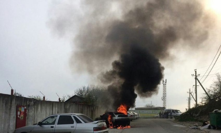 Автомобиль на газовом оборудовании на ходу загорелся в Новороссийске