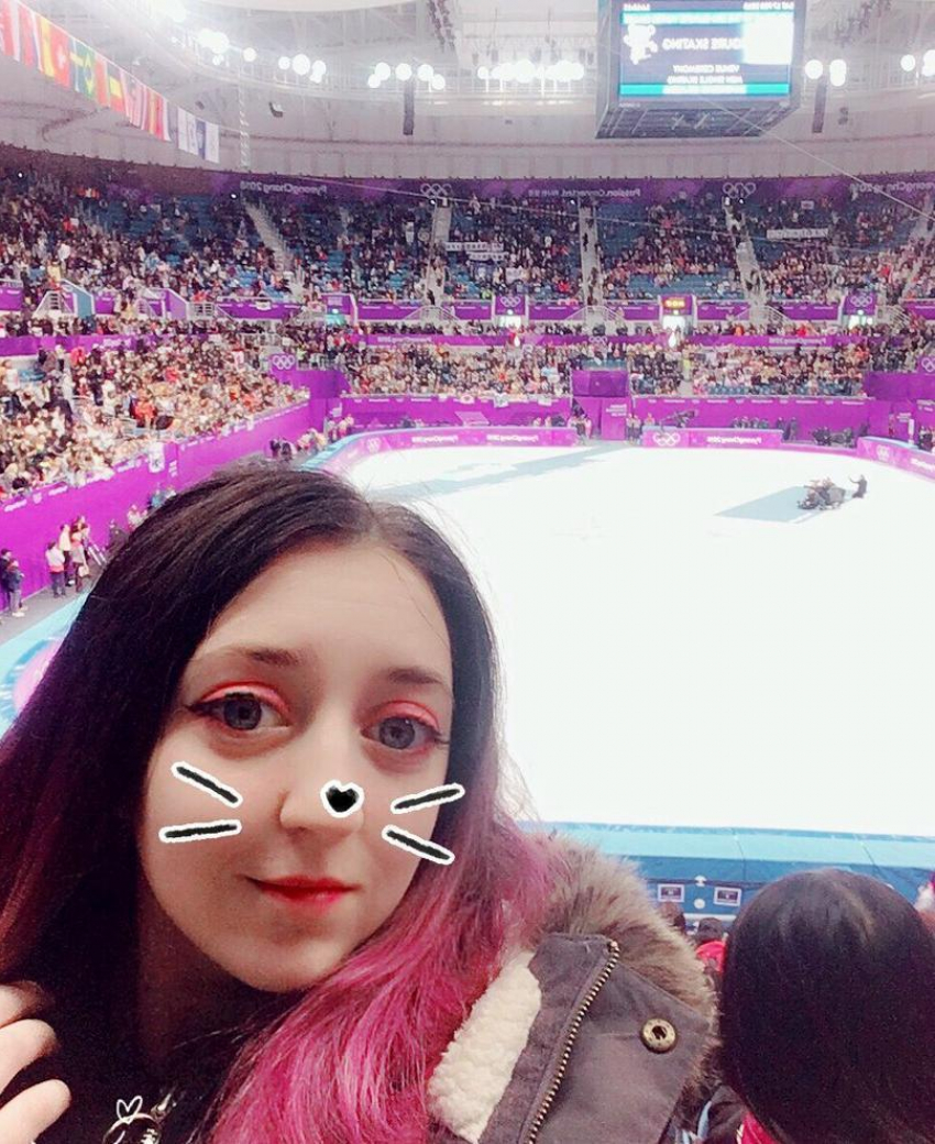Девушка из Новороссийска награждает олимпийских чемпионов