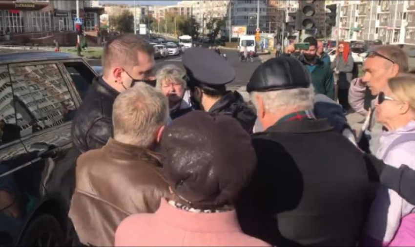Активисты отбили одного из организаторов митинга против QR-кодов от полиции