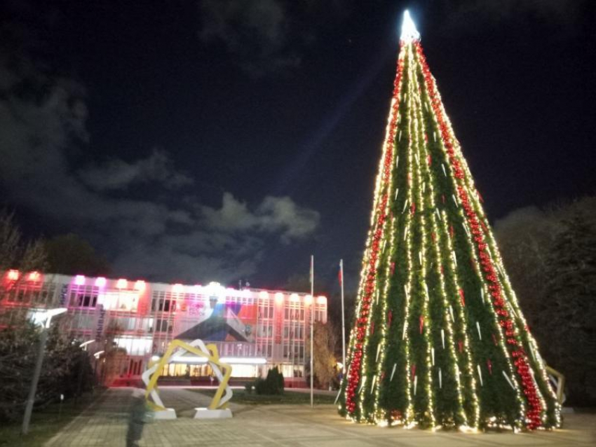 Новороссийск дождался украшений к новому году