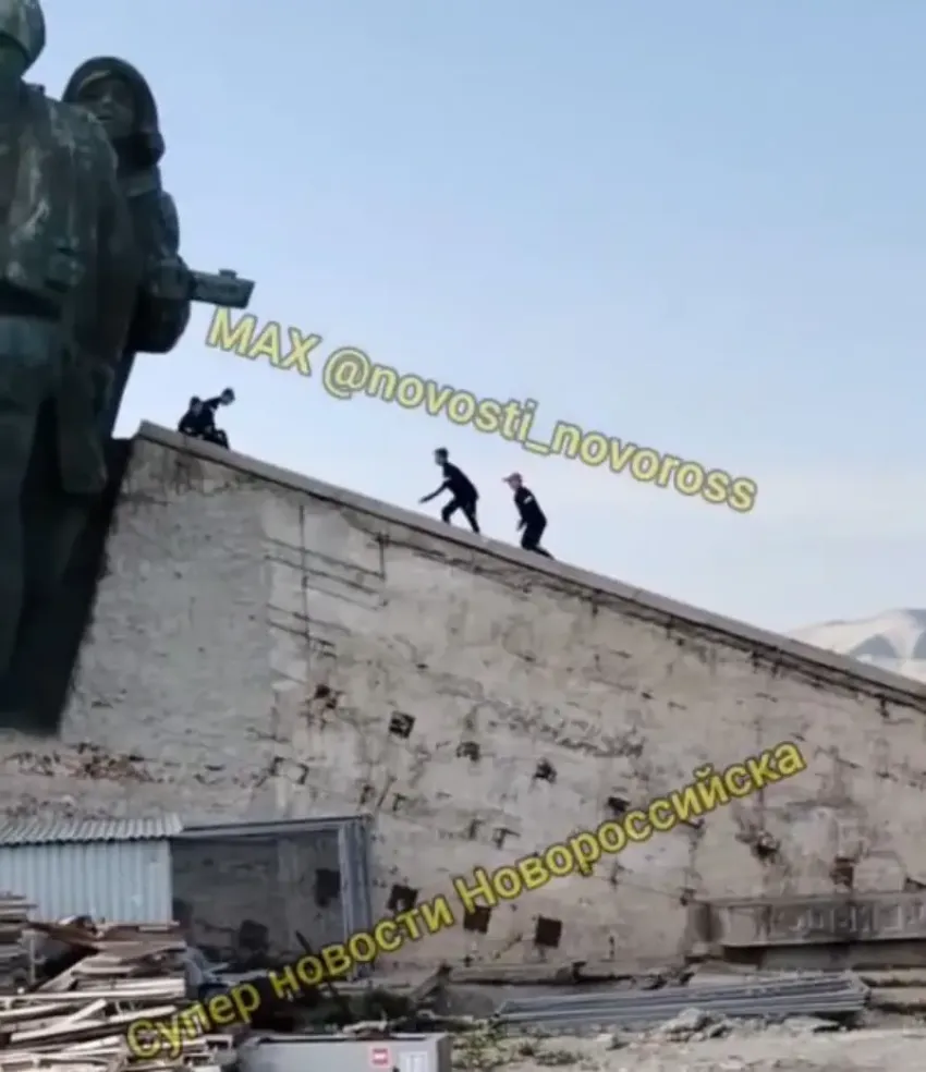 Полицейские заинтересовались, чьи дети бегали по крыше мемориала «Малая земля"