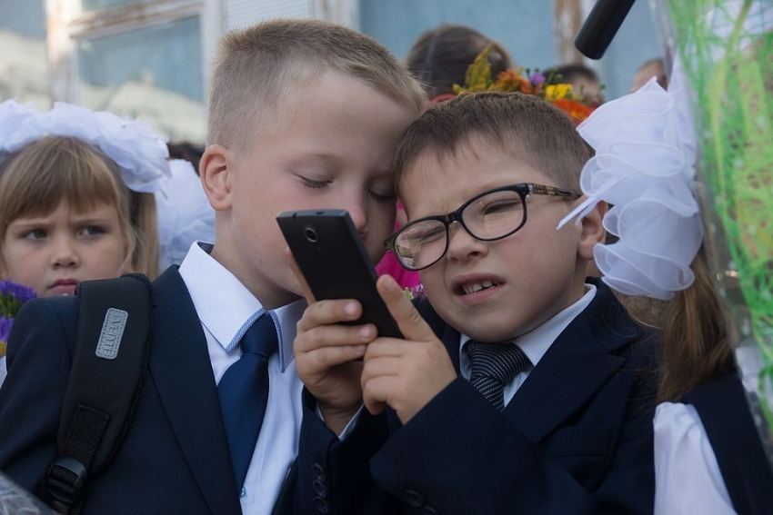 Телефоны в школе: спокойствие для родителей и нервы для учителей
