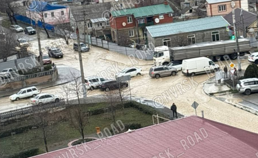 Большая вода залила улицы: порыв в Новороссийске