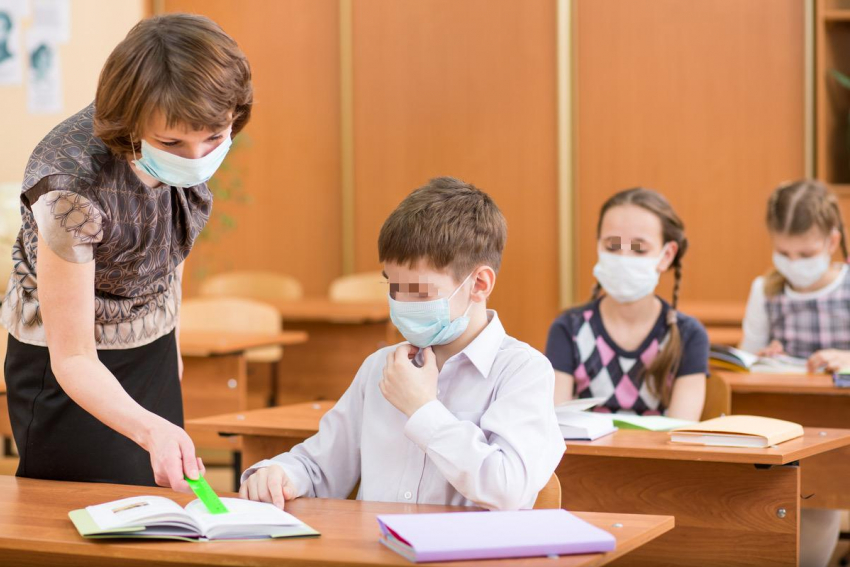 Масочный режим: придется ли учителям и школьникам Новороссийска сидеть на уроках в масках