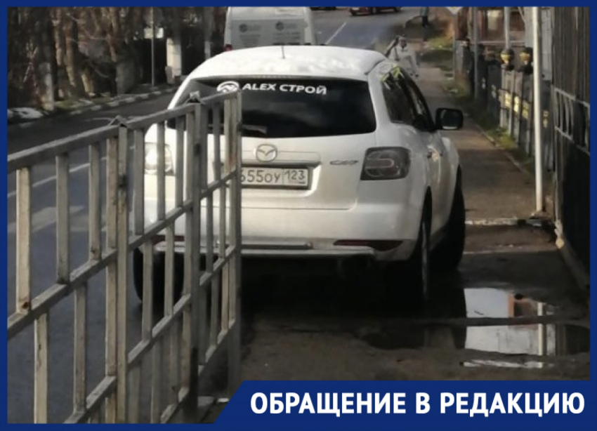 "Наглости людей нет предела": маме с коляской пришлось обходить припаркованное авто по проезжей части в Новороссийске