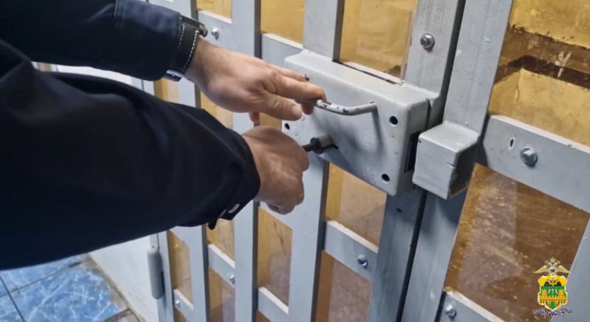 Забрал зарплаты коллег себе и потратил: в Новороссийске обвиняют в мошенничестве охранника