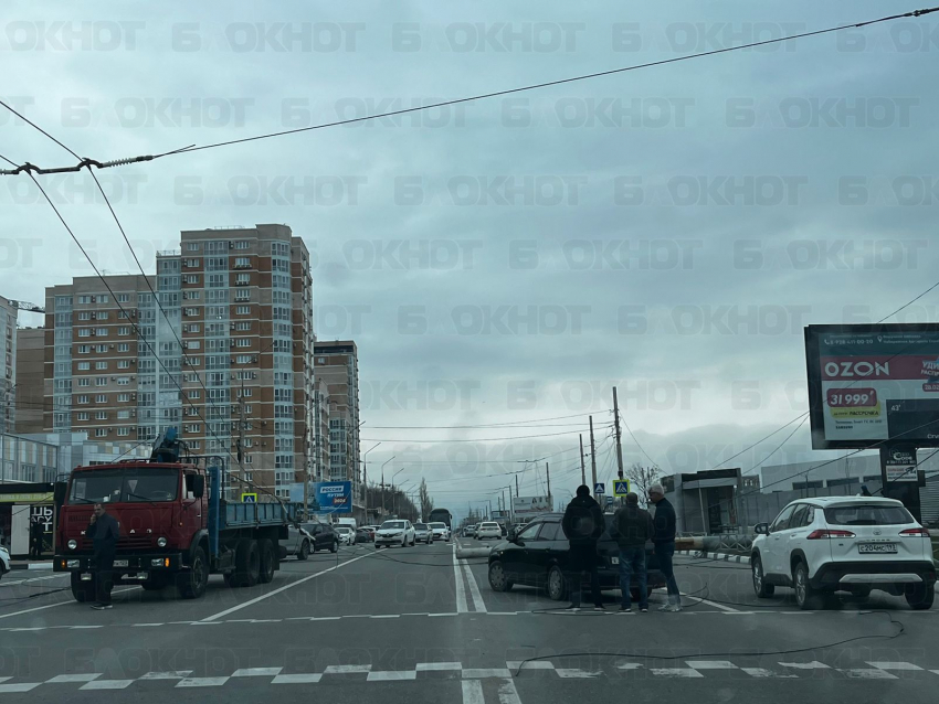 Столб рухнул на дорогу в Южном районе Новороссийска: собирается пробка 