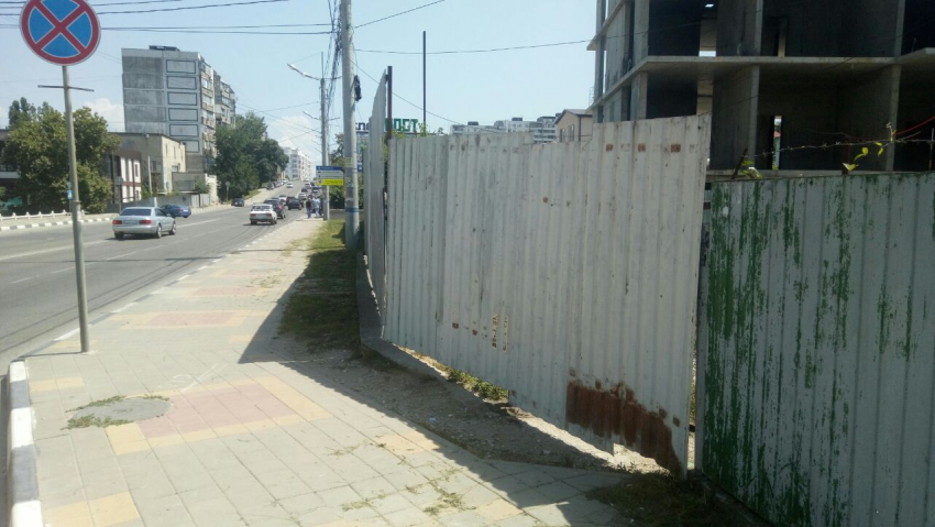 Кто и зачем загородил проход от частного сектора к улице Видова в Новороссийске