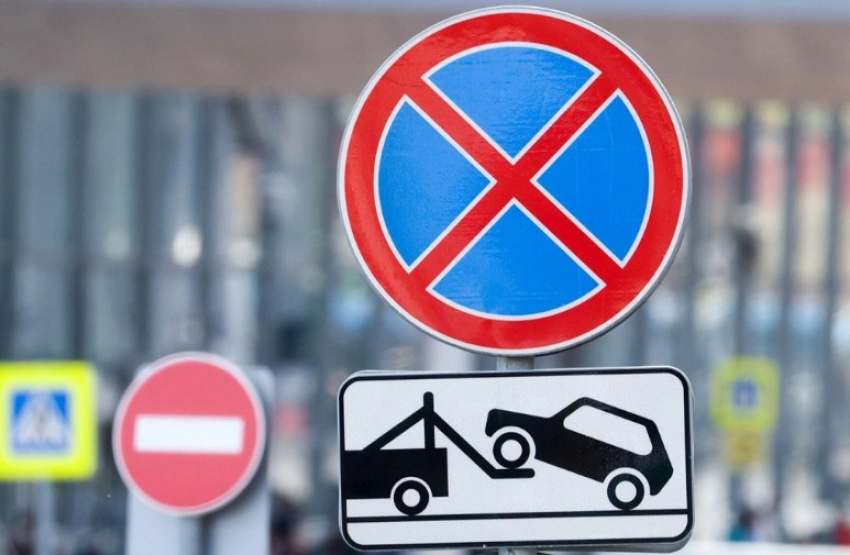 Авто эвакуировано! Заранее предупреждать водителей предложили в Госдуме