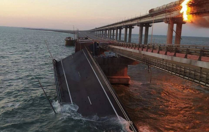Новороссийцы не попадут в Крым по мосту в ближайшее время: из-за взрыва обрушилась дорога