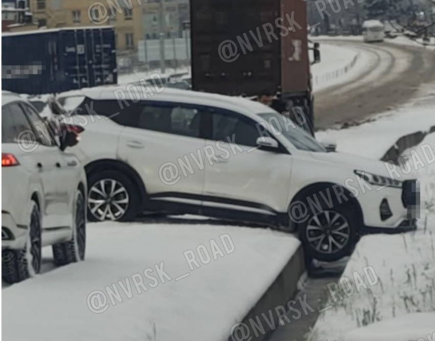 Большегрузы буксуют, машины заносит: сложный день на дорогах Новороссийска