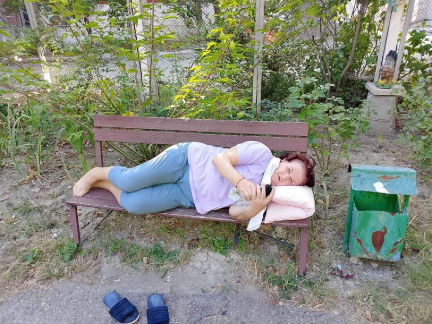 В Новороссийске пенсионерка живет во дворе на лавочке, пока управляющая компания чинит общедомовую канализацию в ее квартире
