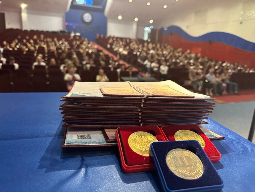 Золотые и серебряные медали получили выпускники Навигацкой школы Ушаковки