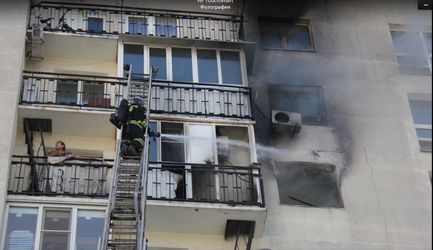 ЧП на Видова -  пожарным пришлось бороться не только с огнем