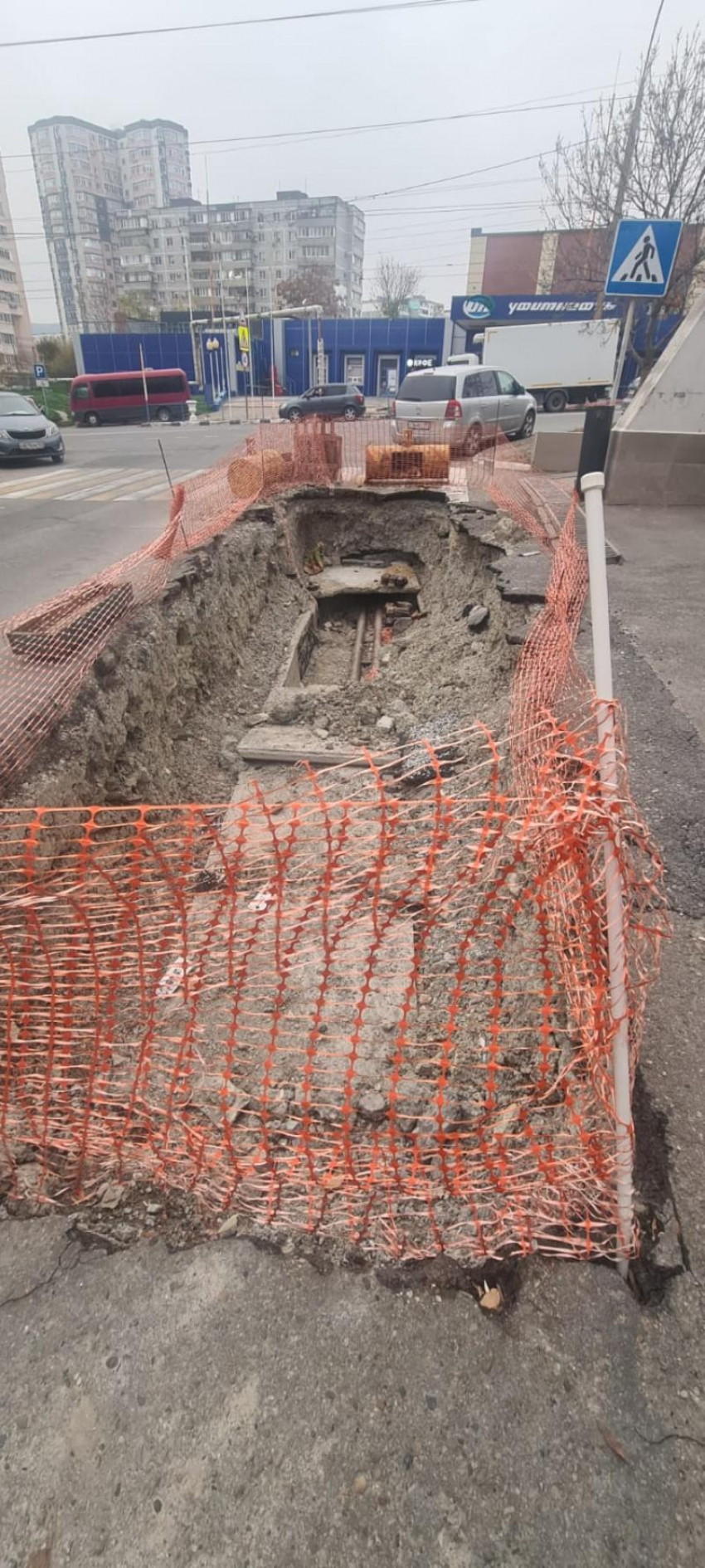 Яма на дороге раздражает новороссийцев: ремонт выполнен, проблема осталась