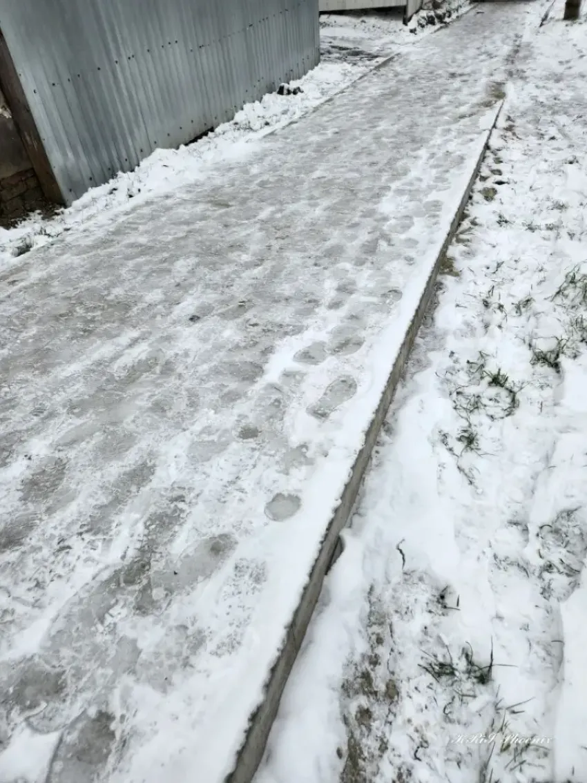 Улицы Новороссийска, где тротуар превратился в каток