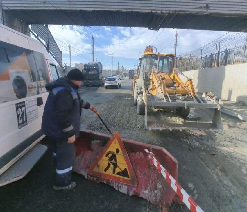 Все в объезд: в Новороссийске срочно подсыпают щебень на участок дороги