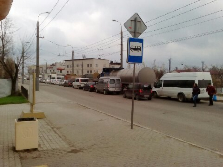 Новороссийск продолжает стоять в пробках из-за укладки дорожного покрытия