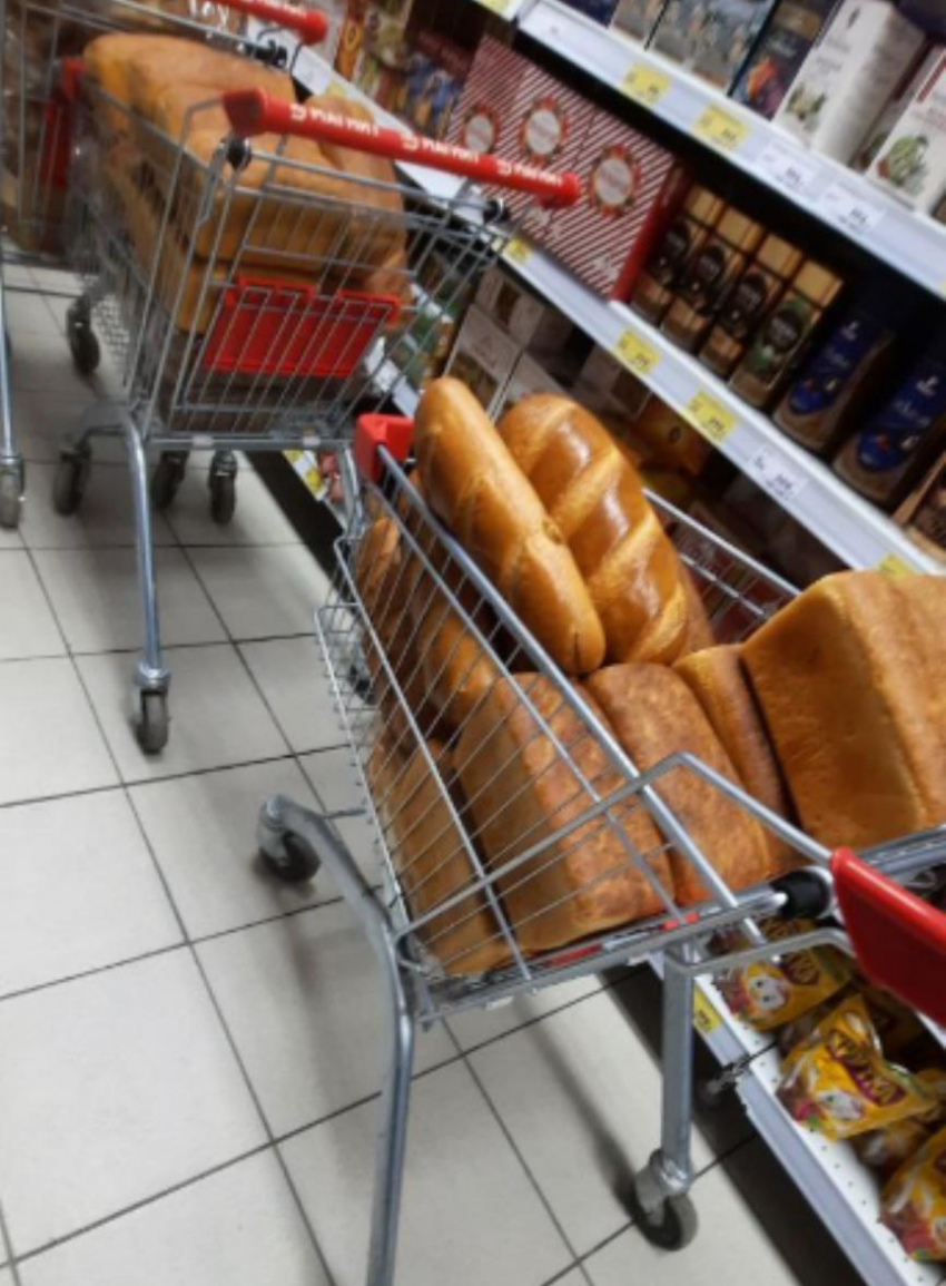 "Хлеб возят в грязных тележках": жительница Абрау-Дюрсо об увиденном в магазине 