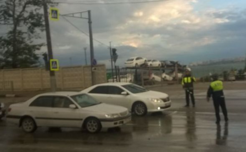 Сотрудники ГИБДД регулируют движение на подтопленных дорогах Новороссийска