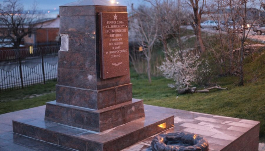 Неизвестные вандалы надругались над памятником герою войны в Новороссийске