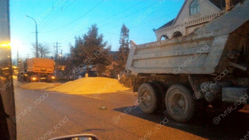 На одной из улиц Новороссийска снова лежат горы зерна