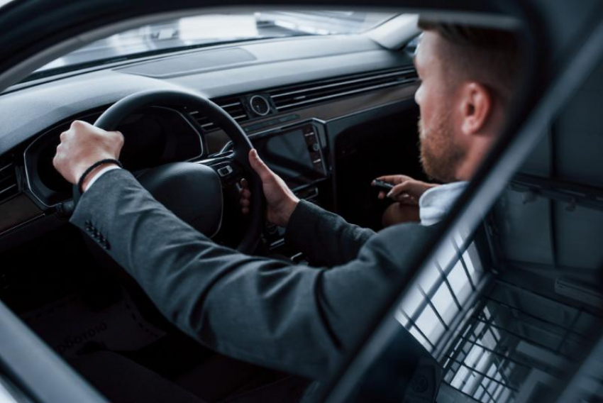 Новороссийцам напомнили, что автоматически заменить водительские права скоро не получится