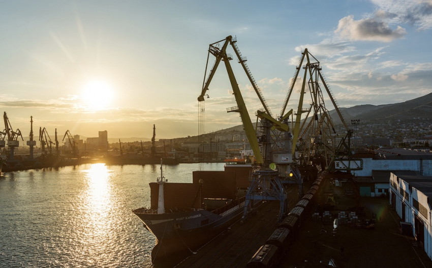 Зарубежное судно нарушило границы порта Новороссийска 