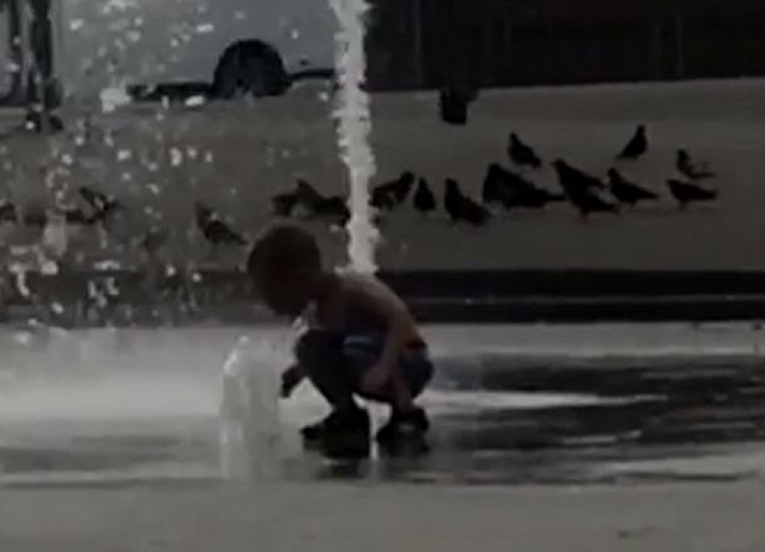 Купаться в фонтане или пить? «Эксперимент» с ребенком сняли на видео в Новороссийске