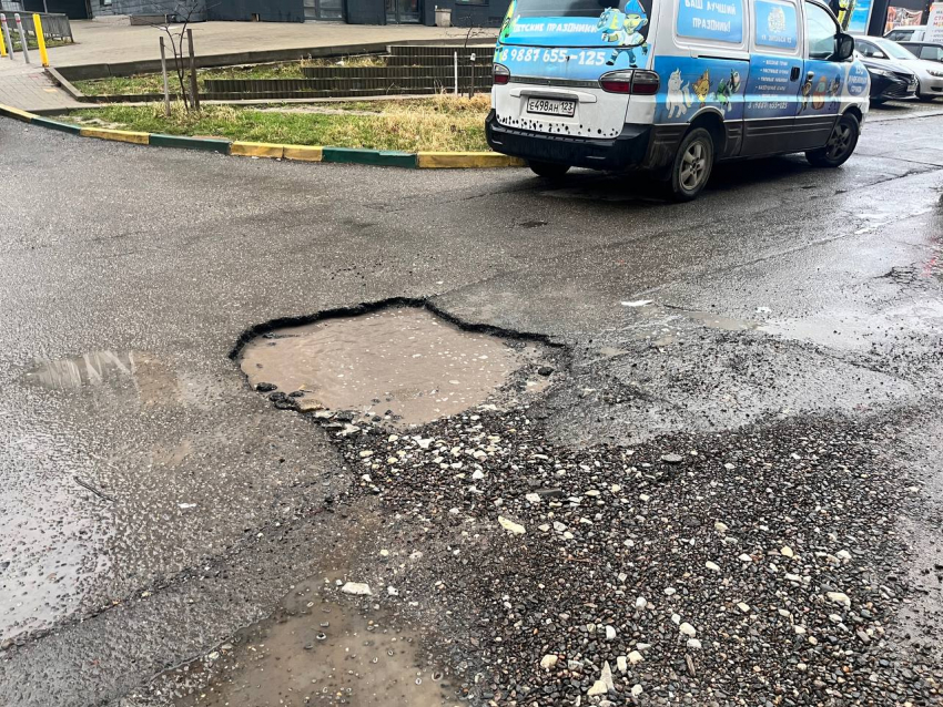 Дорога, как приглашение в автосервис: новороссийцы делятся фотографиями городских ям 