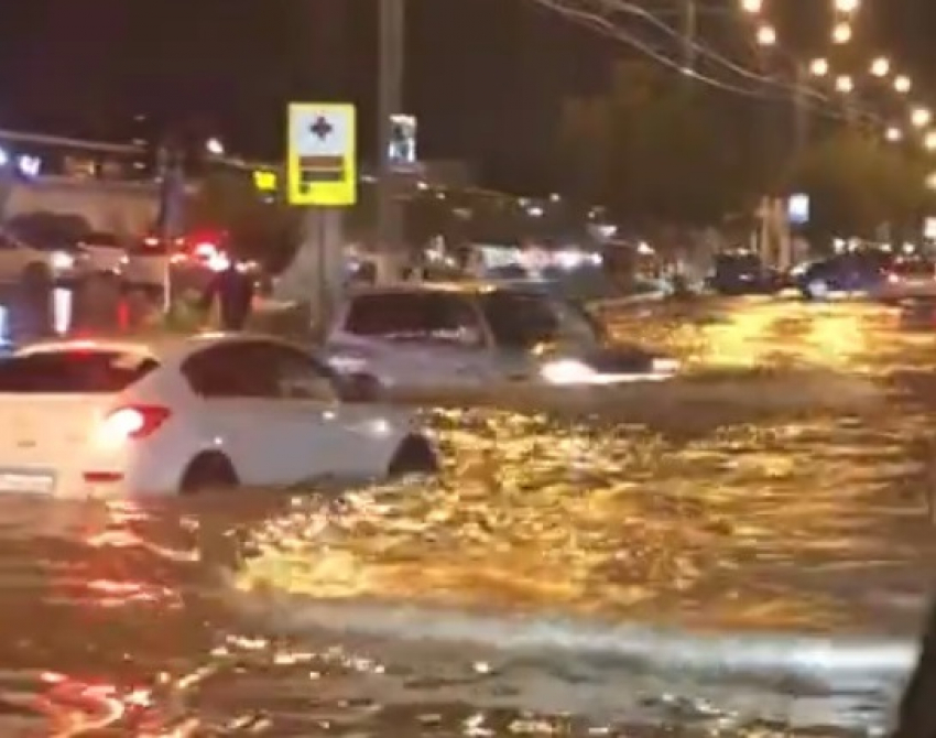 Унесло в море автобус, затопило улицы и дома: последствия ливня в Новороссийске