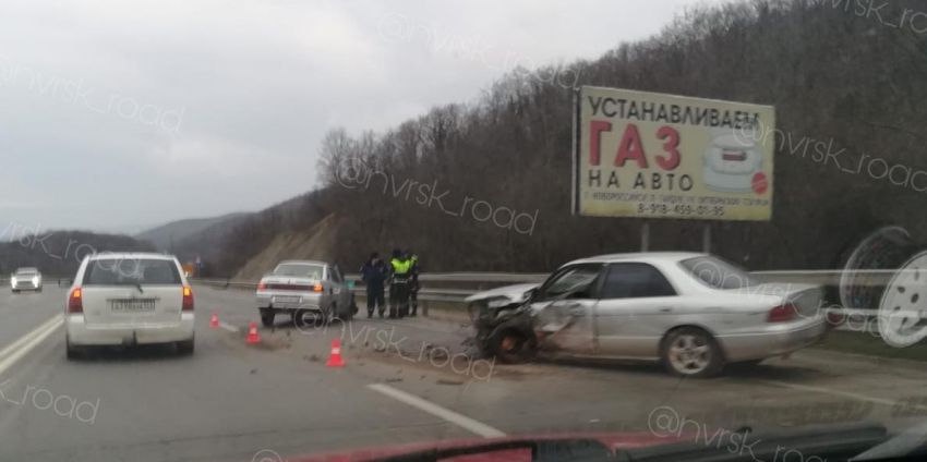 Кровь по асфальту размазана на Волчьих воротах под Новороссийском