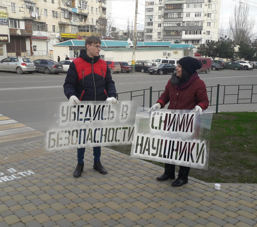 Асфальт в Новороссийске заставит пешеходов снять наушники