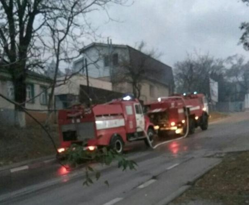 В Новороссийске загорелся автомобиль и дом,а после пожарные попали в ДТП