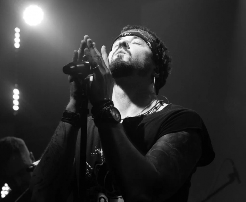 Рок-музыкант из Новороссийска назвал человека года и поздравил горожан