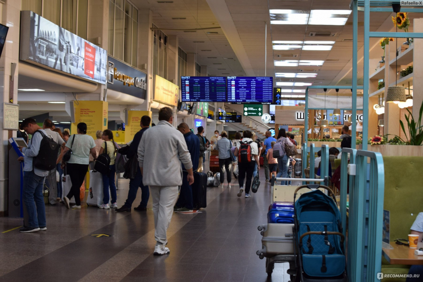 Нервы на пределе: пассажиры, вторые сутки ждущие рейс, устроили скандал в аэропорту Краснодара