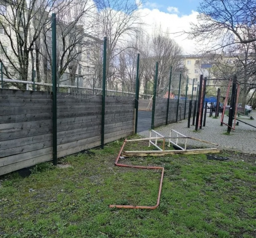 Площадка для суровых детей: некоторые дворы Новороссийска против спорта   