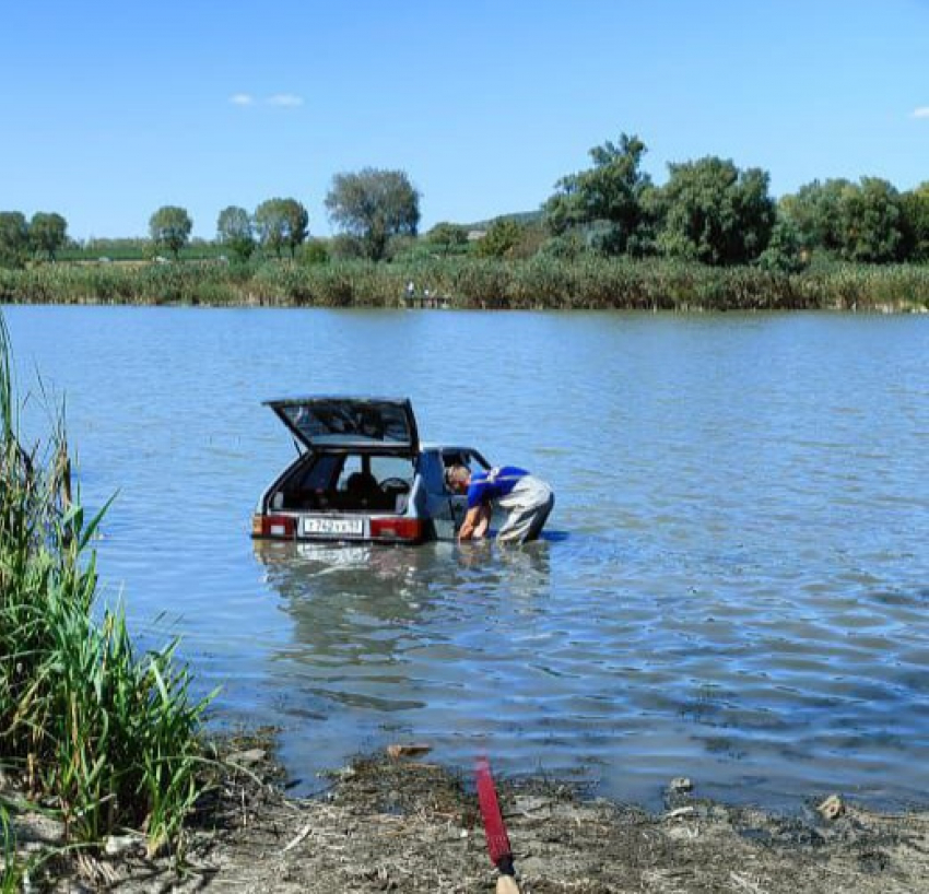 Спасатели из Новороссийска выловили авто из озера