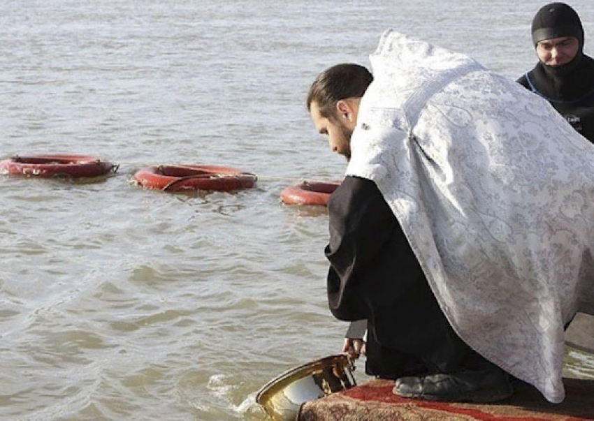 Купание новороссийских моряков контролировали священники и водолазы противодиверсионного отряда