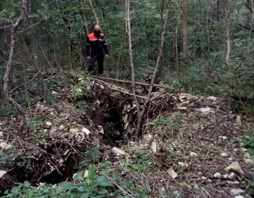 Ширина достигает двух метров: новороссийские спасатели огородили трещину на горе