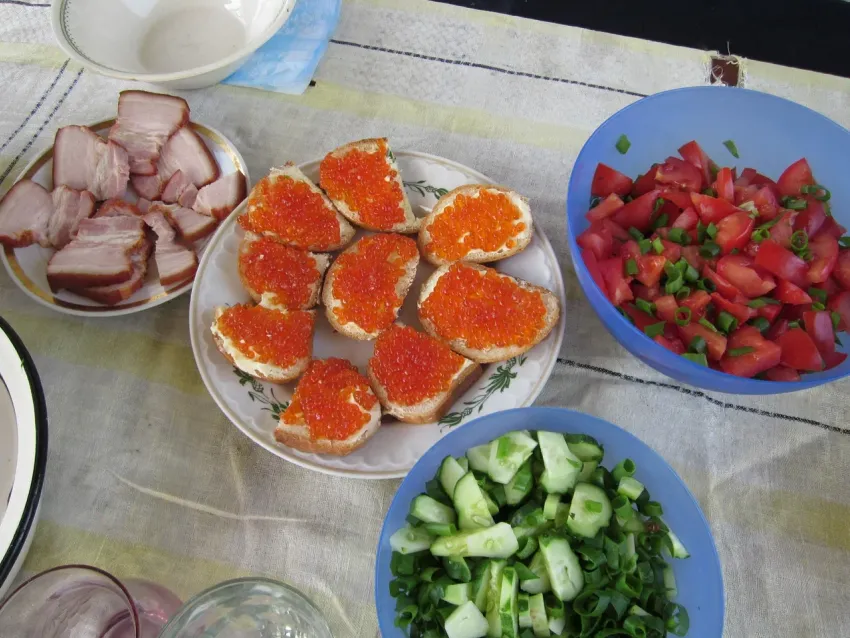 Самодельную икру предлагают новороссийцам на улицах города 