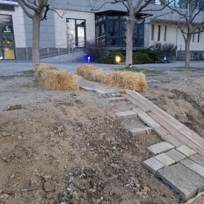 Спуск на тротуар через грязь! Новороссийцы поблагодарили за благоустройство