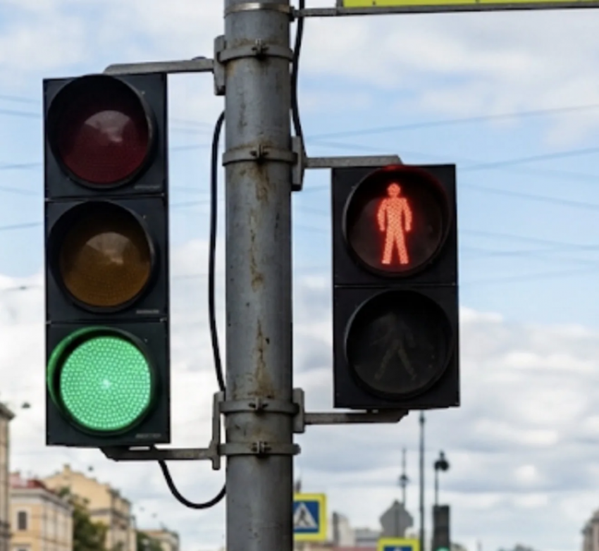 В Новороссийске на Кутузовском кольце ремонтируют светофор