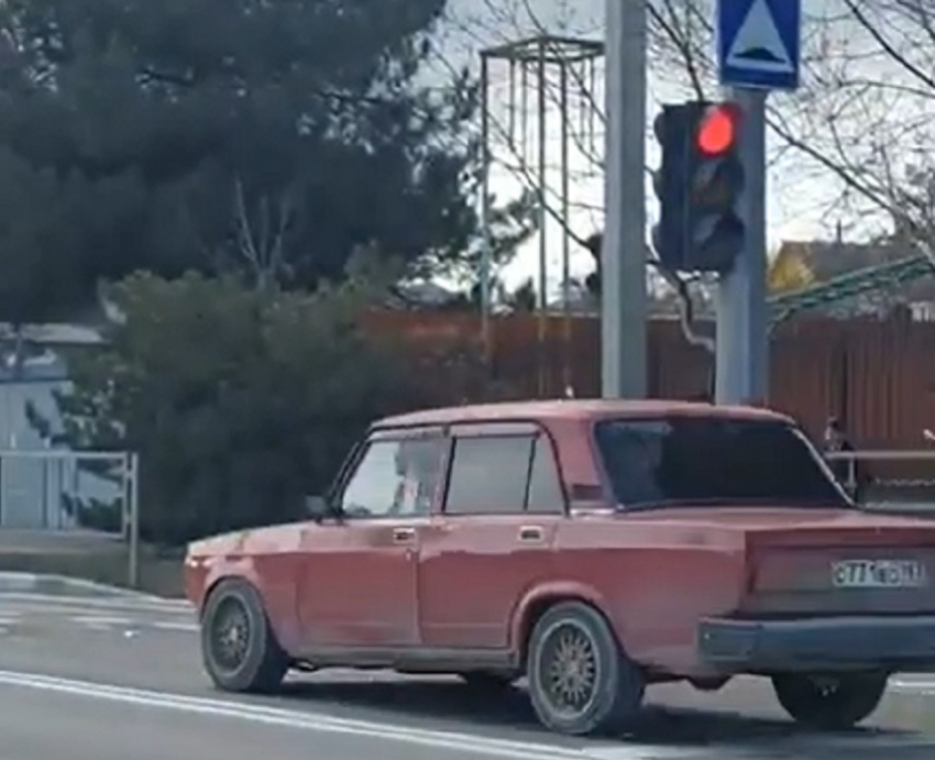 Как автомобили «летают» на красный возле школ Новороссийска 